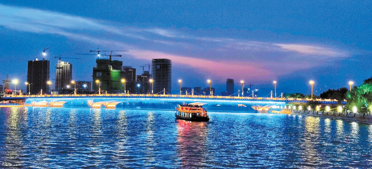 通州区大运河“运河游船夜游活动”让市民惊艳。运河灯光秀也在北运河大桥同步开启，点亮夜晚的城市副中心。（白继开 摄）