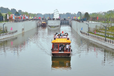 2021年6月，京杭大运河北京段40公里河道全线通航，游客可以乘船饱览大运河两岸旖旎风光。（白继开 摄）