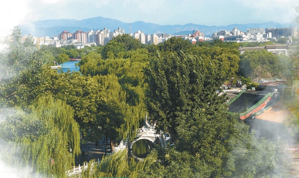 夏日京城，在什刹海景区，蓝天下，一湾碧波与古老的银锭桥相呼应，远处的群山清晰可见，构成一幅“银锭观山”的宁静画卷。  （方非 摄）