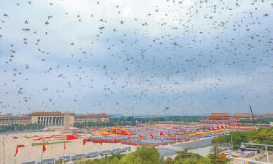 2021年7月1日，庆祝中国共产党成立100周年大会，10万羽和平鸽飞翔在天安门广场上空。