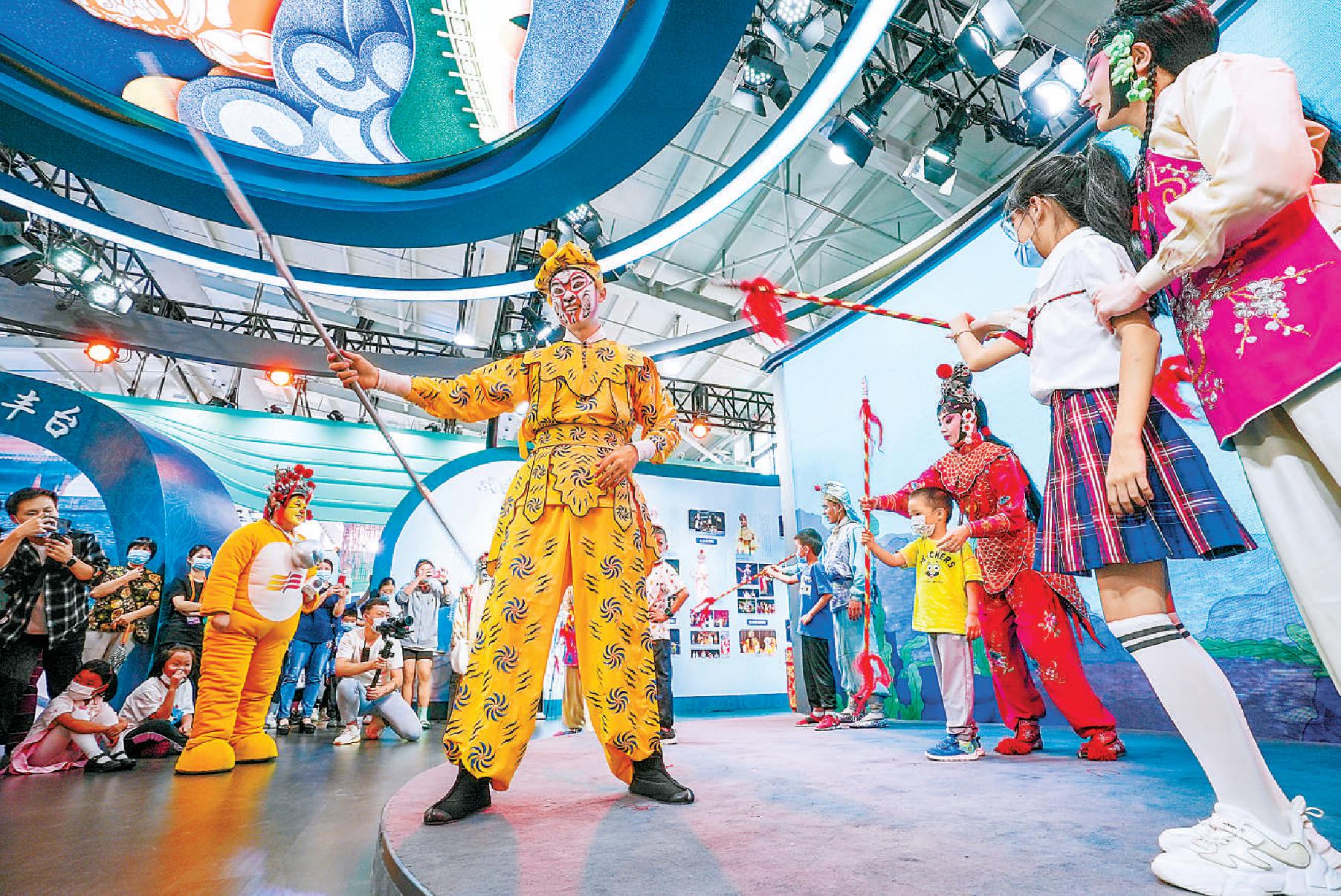 在服贸会首钢园丰台展区，专业京剧演员带小朋友了解京剧动作。（武亦彬 摄）