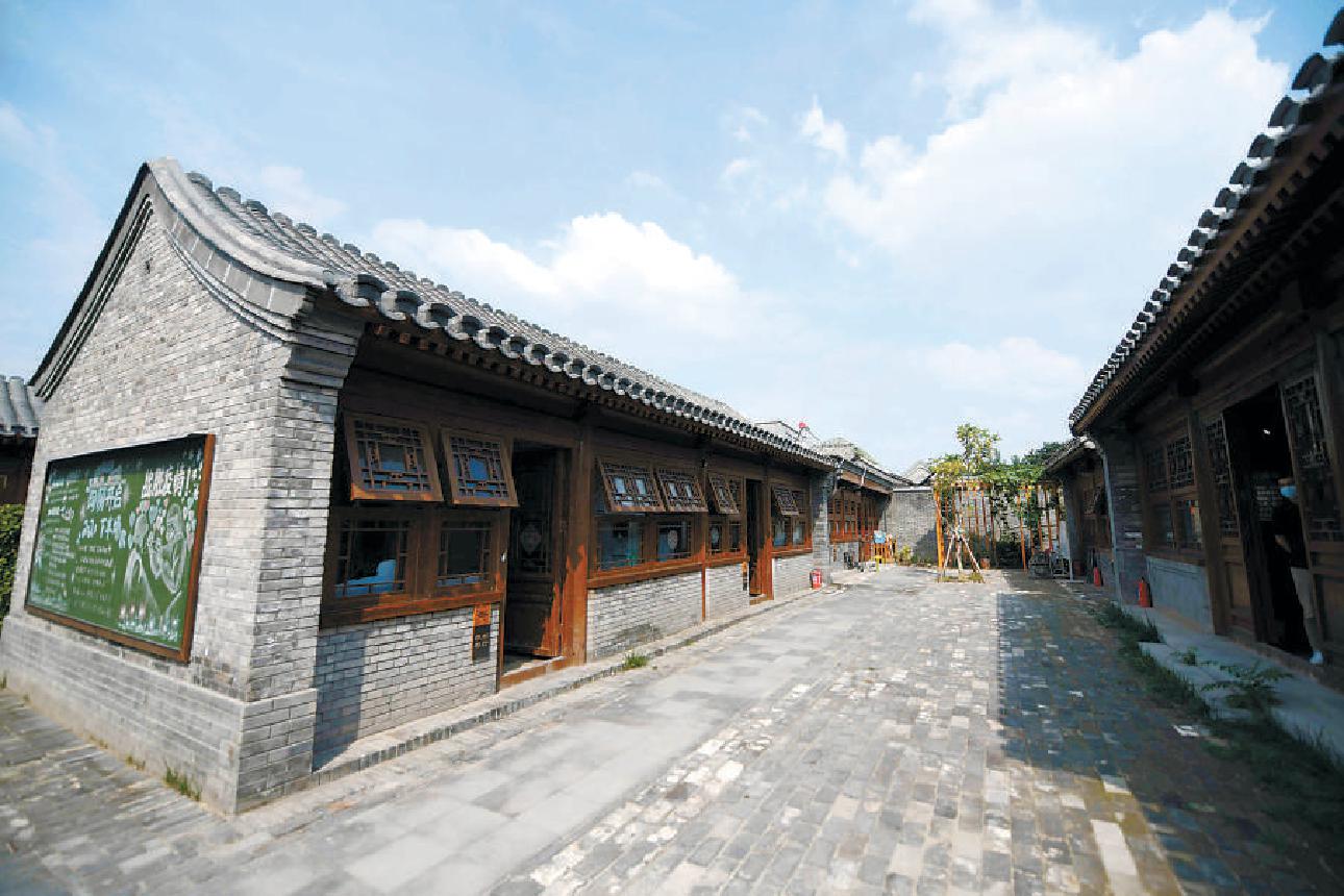 东城区雨儿胡同30号院作为修缮整治提升的样板院落，坚持“共生院”的修缮定位，打造为“ 雨儿人家”，改善留住居民生活环境，修缮之后的院落不仅古色古香、整洁干净，还搭建起集合了居民议事、公共活动、社区服务、展览展陈等功能的社区治理空间。（和冠欣 摄）