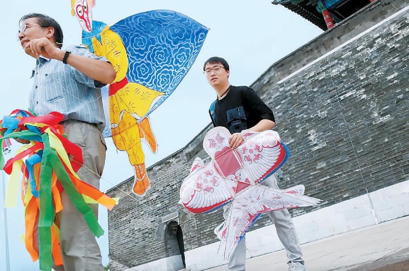 吕铁智、吕阳父子带着复制完成的孙悟空风筝来到永定门试飞。（白继开 摄）