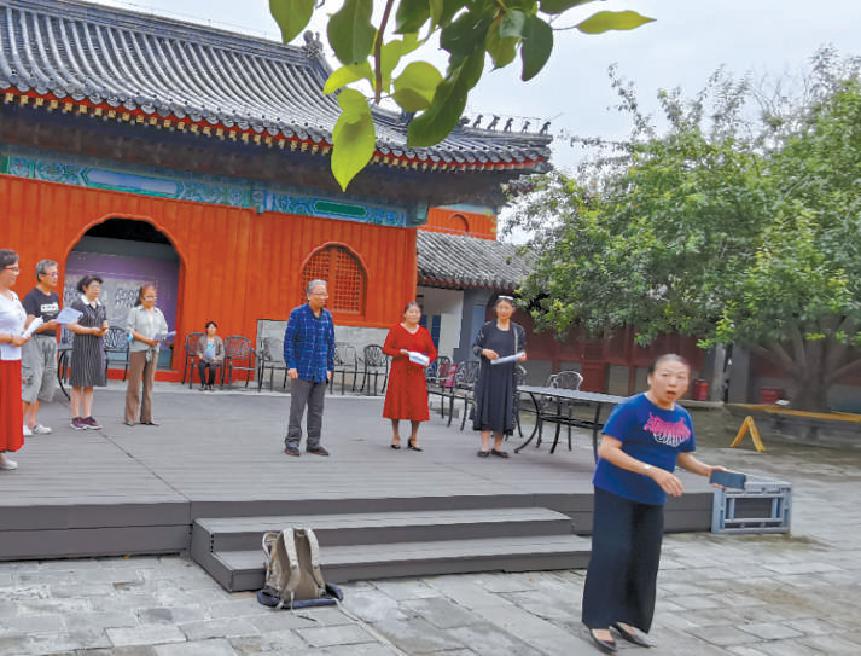 戏剧公社成员在智化寺的小舞台上排练（前者为龚盼盼）。（白继开 摄）