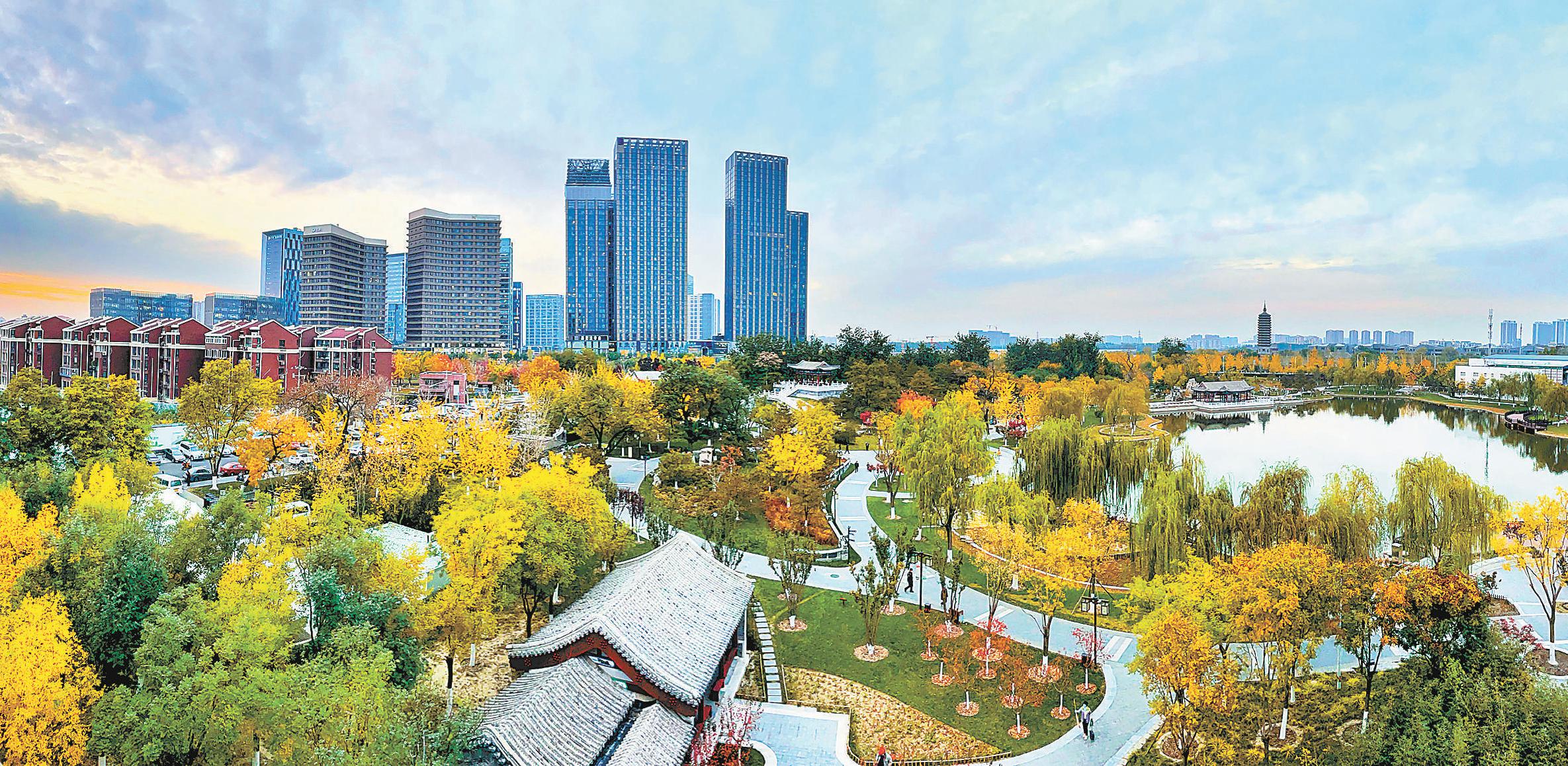 2021年10月28日下午，通州区西海子公园，游人在湖边、林间享受城市副中心秋天的那份惬意，完成修缮的三庙一塔景区与新建的运河商务区遥相呼应。（白继开 摄）