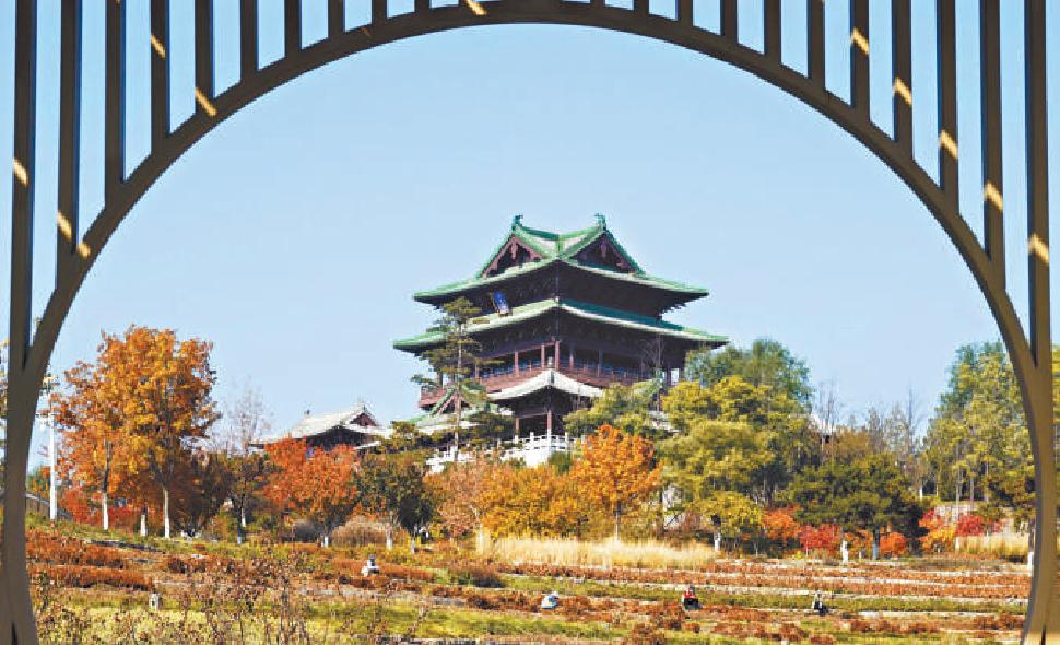 延庆海陀山下的北京世园公园内，黄栌、银杏展露出绝美的色彩，碧水映衬，构成冬奥之城独有的秋日韵味。（刘平 摄）