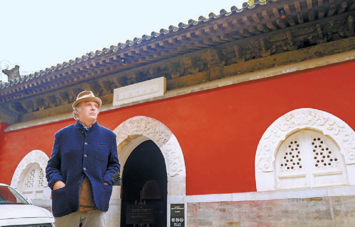 温守诺在智珠寺内巡视。 （武亦彬 摄）