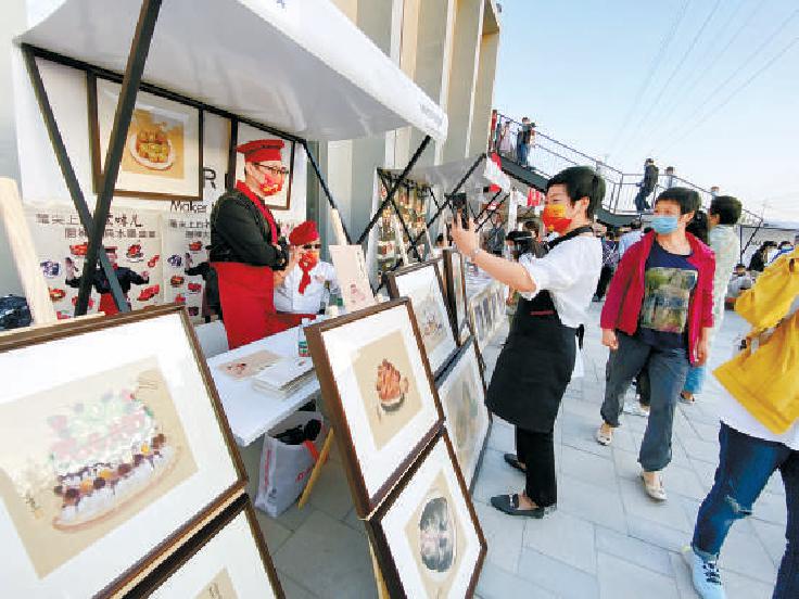 2021年“国庆”期间举办的宋庄小堡文化广场艺术市集引来众多游客打卡。 （陈强 摄）