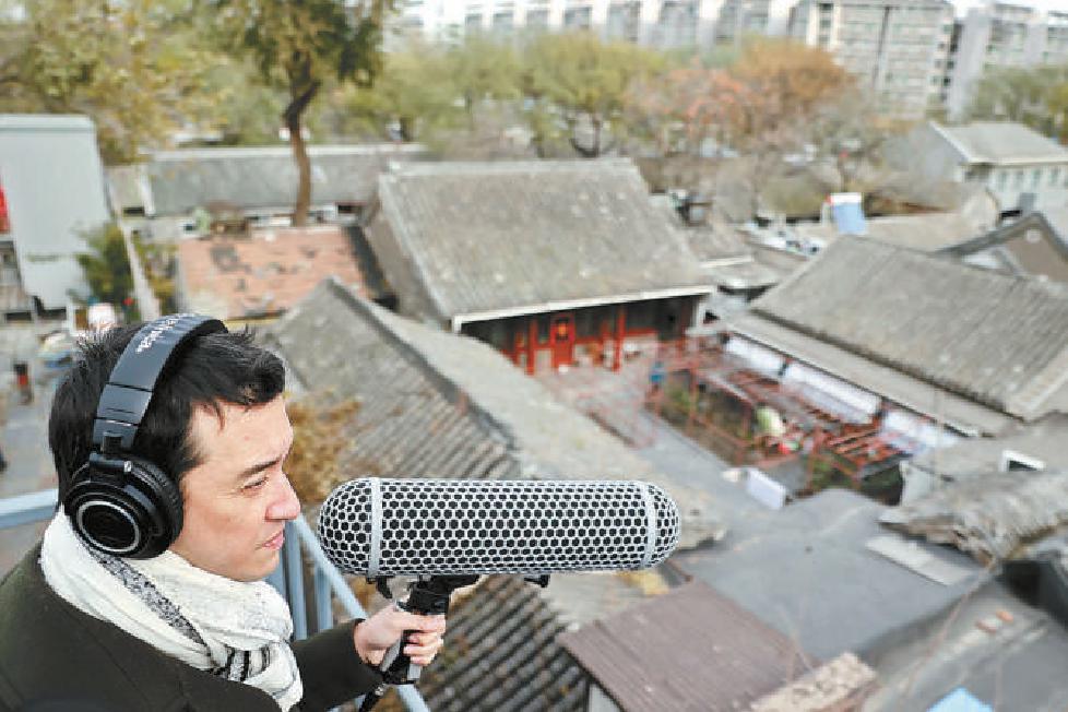 秦思源在胡同里收集老北京的声音。（白继开 摄）
