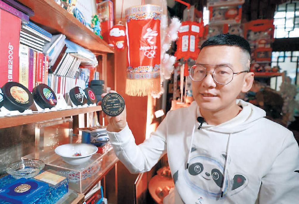 张文全展示他收藏的1980年冬奥会冰球比赛用过的冰球，那是中国首次参加的冬奥会。（王海欣 摄）