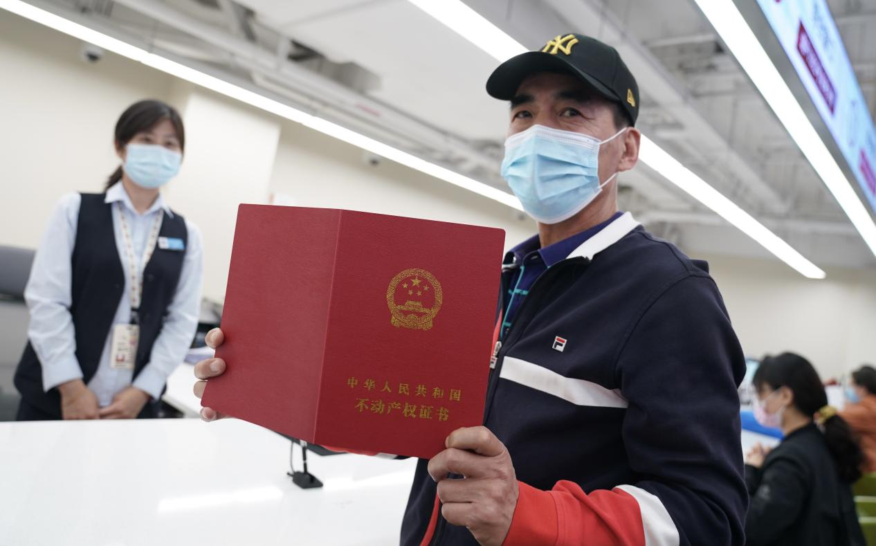 破解群众“急难愁盼”，解决3.6万余套不动产登记的历史遗留问题。（刘平 摄影）.png
