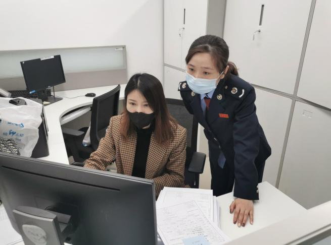 税务工作人员一对一指导企业办税  供图：国家税务总局北京市丰台区税务局.png