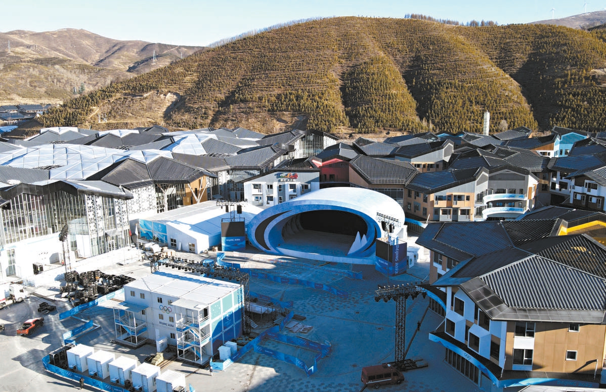 位于河北省张家口市崇礼区太子城冰雪小镇的北京冬奥会和冬残奥会张家口赛区颁奖广场舞台亮相。这是2021年12月28日拍摄的颁奖广场舞台（无人机照片）。 （新华社发）