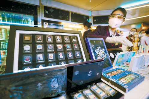 每件冬奥纪念品的由来和作用，乘务员都一一为旅客讲解。