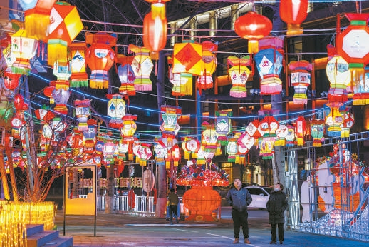 在延庆街头，“迎冬奥、贺新春”的喜庆氛围随处可见，一处处融合着“国际范”和“中国风”的夜景装饰点亮这座冬奥城。