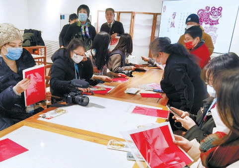 “双奥之城新气象——2022中外媒体北京行”走进东城区“美后肆时”景山街道市民文化中心。（吴镝 摄）