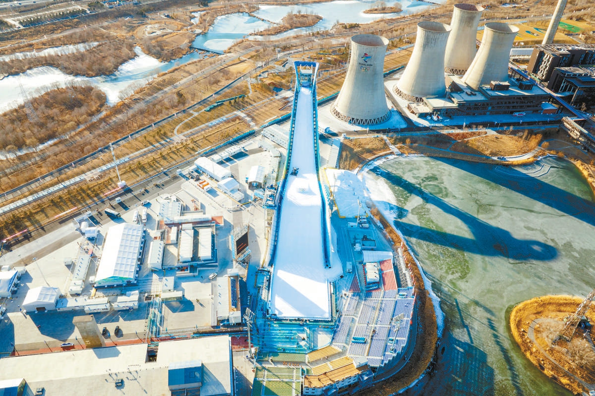 滑雪大跳台+首钢工业遗址成为北京冬奥会一大亮点。(赵瑞 摄) 滑雪大跳台+首钢工业遗址成为北京冬奥会一大亮点。(赵瑞 摄)