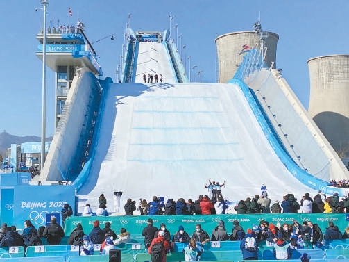 观众在首钢滑雪大跳台,见证了中国选手谷爱凌夺得自由式滑雪女子大跳台冠军。 (刘德志 摄) 观众在首钢滑雪大跳台,见证了中国选手谷爱凌夺得自由式滑雪女子大跳台冠军。 (刘德志 摄)