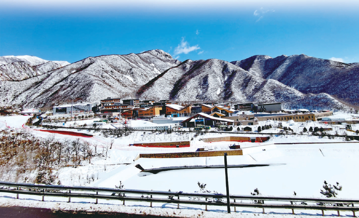 蔚蓝天空下的雪后冬奥村。（和冠欣 摄）