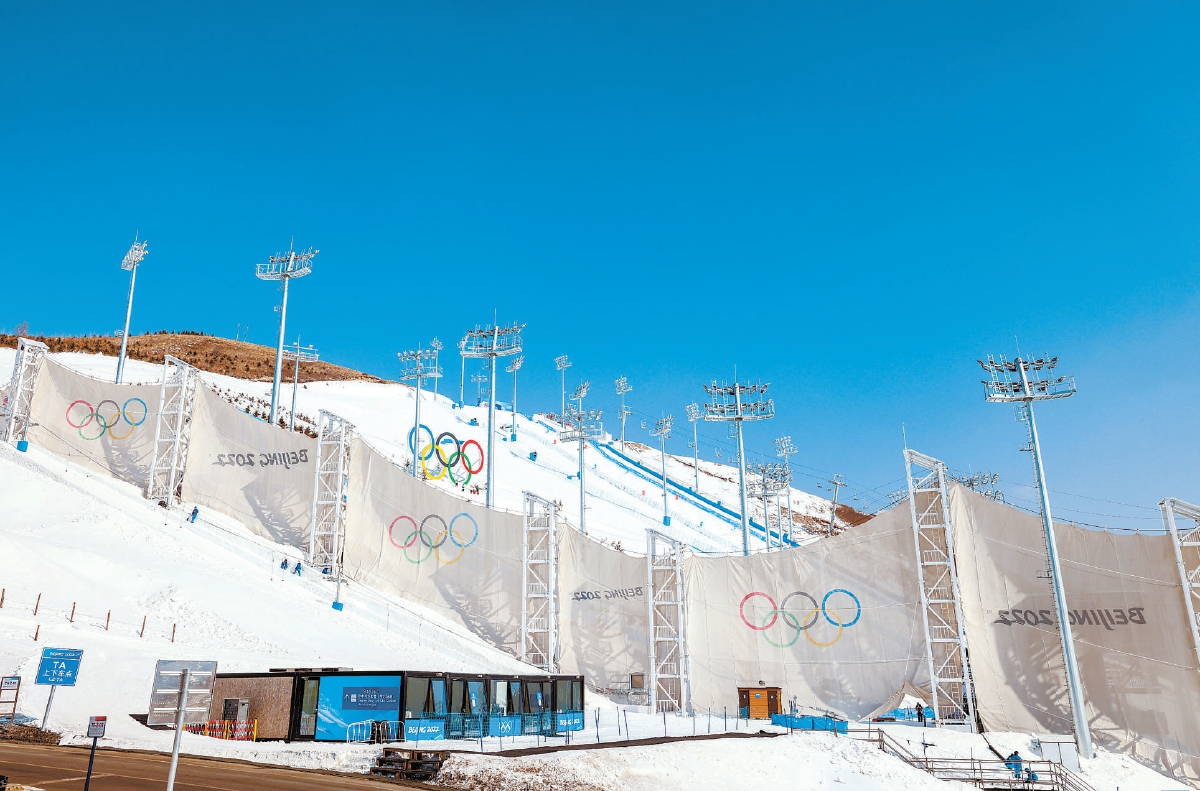 在云顶滑雪场馆群，空中技巧和U型场地技巧的赛道边分别立着9根雪白色塔杆、8块平展的雪白色防风网，其挡风效果符合预期，收获了运动员的赞誉。防风网上印着鲜艳的冬奥会会徽，也成为张家口赛区一道靓丽风景。（潘之望 摄）