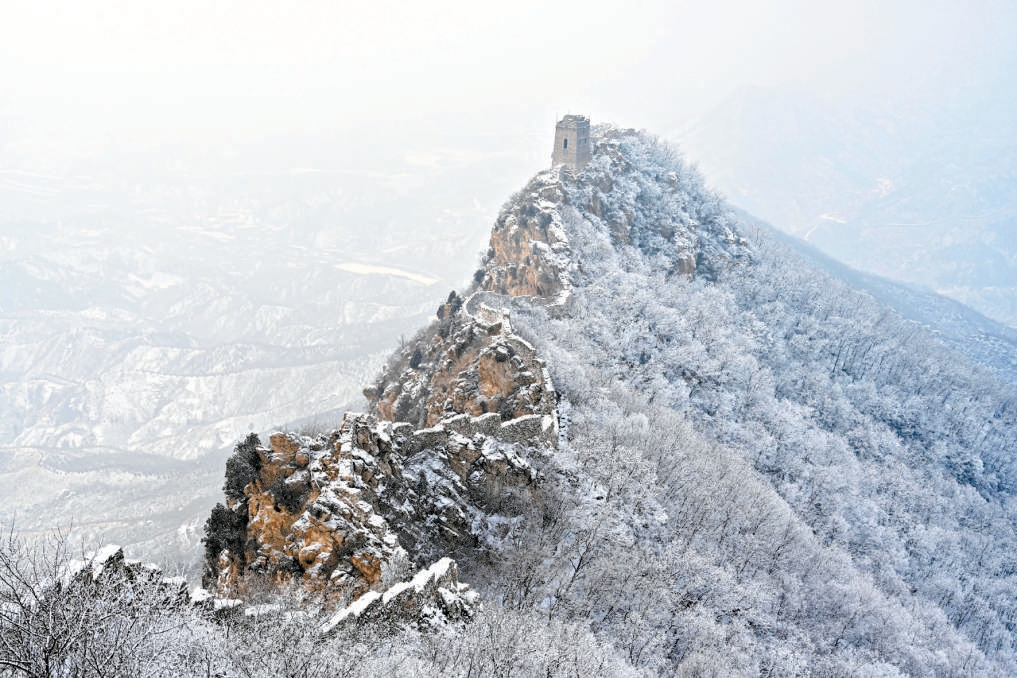 长城灰 瑞雪白 新华社