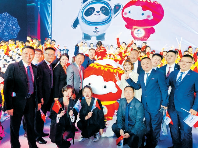 在发布仪式上，设计团队成员簇拥在雪容融旁。供图/雪容融设计团队