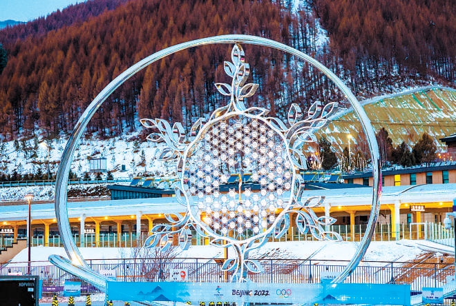河北省张家口市太子城的雪花火炬塔，已经成为了冰雪小镇的地标，诉说着冬奥故事。（潘之望 摄）