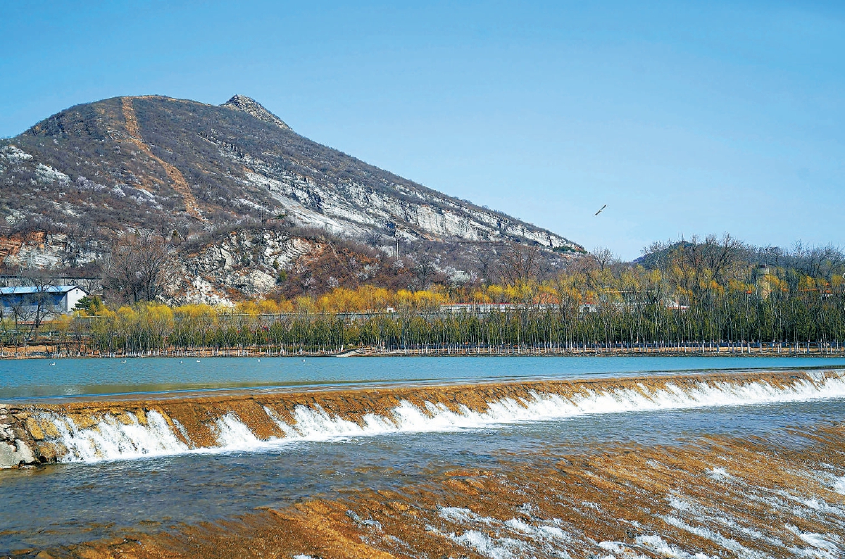 永定河龙泉湾段河水清澈，风景宜人。连年的生态补水让永定河恢复生机。