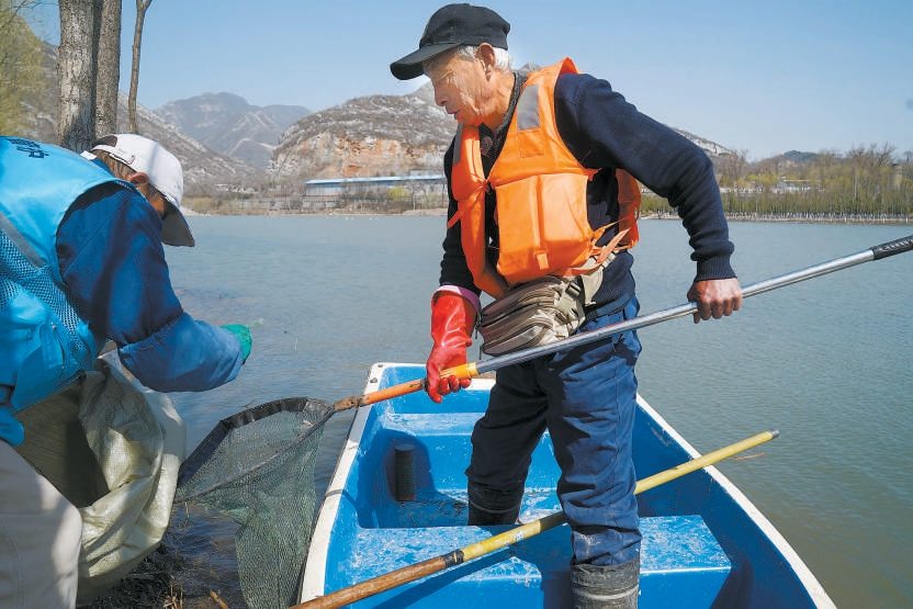 连年治理成效显著，管护员驾船在河中一个上午也没捞到什么垃圾。