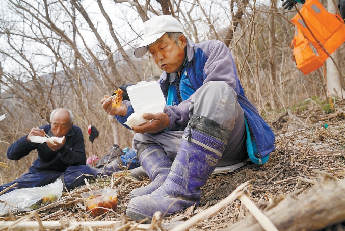 生态补水准备工作期间，管护员中午就在河边扒拉几口盒饭，继续清理河道。