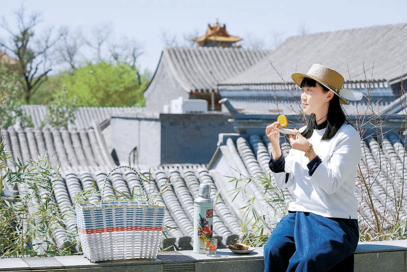 谢飞带着自制甜品在胡同野餐，享受胡同独有的闲适氛围。（武亦彬 摄）