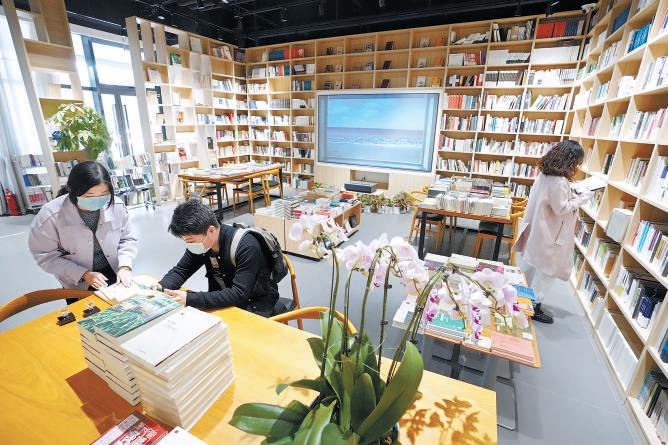 读者走进素雅、宁静的雍和书庭，沉浸于阅读时光。（方非 摄）