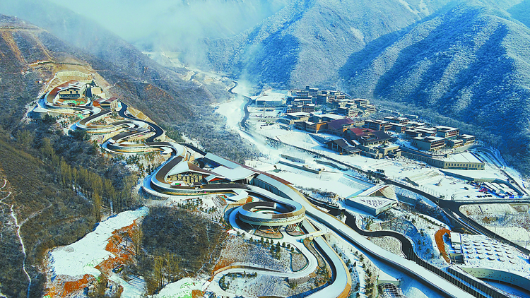 “雪游龙”和延庆冬奥村。（王世奇 摄）