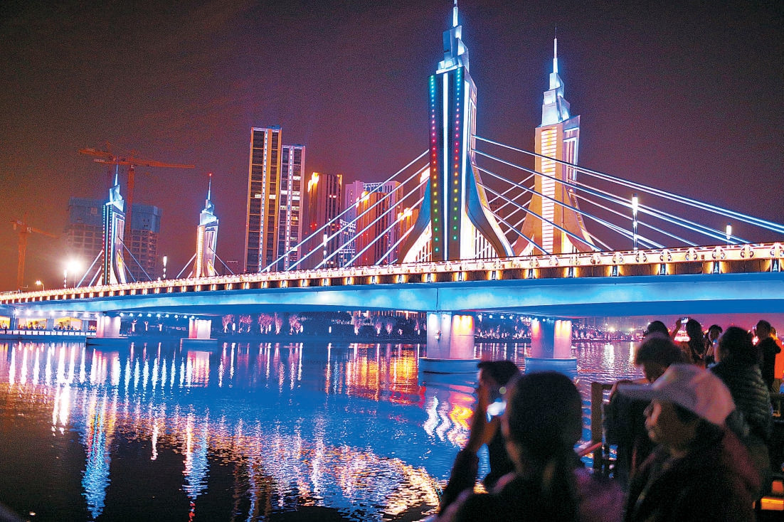 大运河通州城市段通航已近三年，不少市民“打卡”运河夜航。