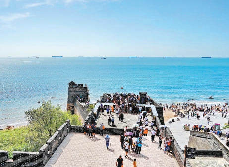 游客在秦皇岛市山海关老龙头景区游览。