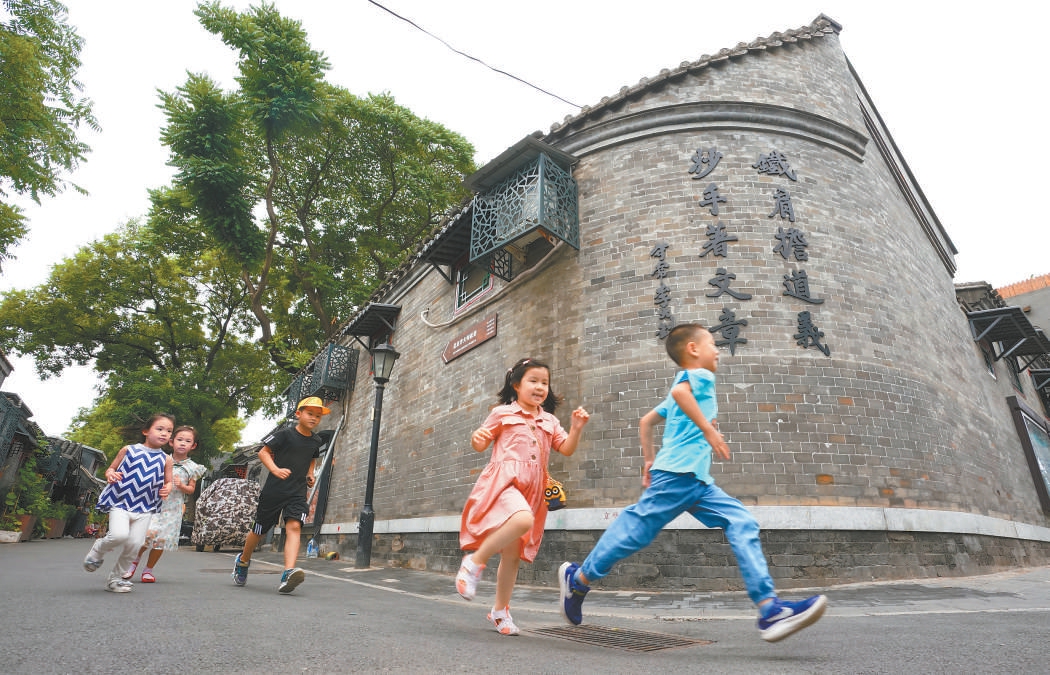 在提升胡同环境品质的同时，街道打造了一座“立体的”革命历史博物馆。醒目的红色印迹，让整条胡同彰显出历史价值和文化价值。