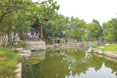 前门三里河改造后呈现出小桥流水、曲径通幽的古朴景色。