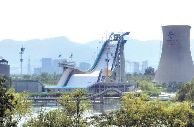 站在首钢高空步道上，可以眺望群明湖、六工汇、四高炉、石景山等景观。