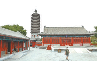 “三庙一塔”景区内的文庙与燃灯塔。