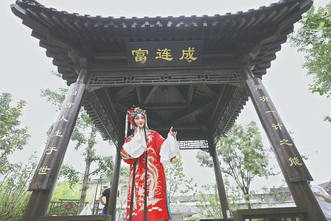 鲁威在大栅栏富连成旧址附近的京韵园内练习舞台动作。