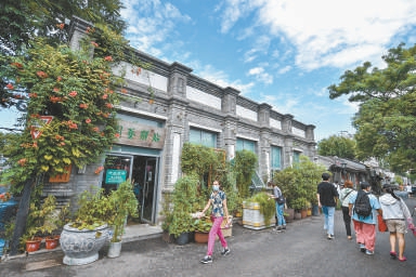 在东城区东四六条园艺驿站，东四街道居民办起“东四花友汇”，营造和谐融洽邻里关系。