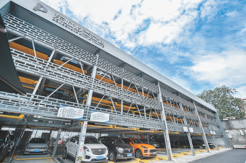 在东城区东四六条，东四街道引入社会资本，将腾退空间建成立体停车楼，尽力满足居民停车需求。