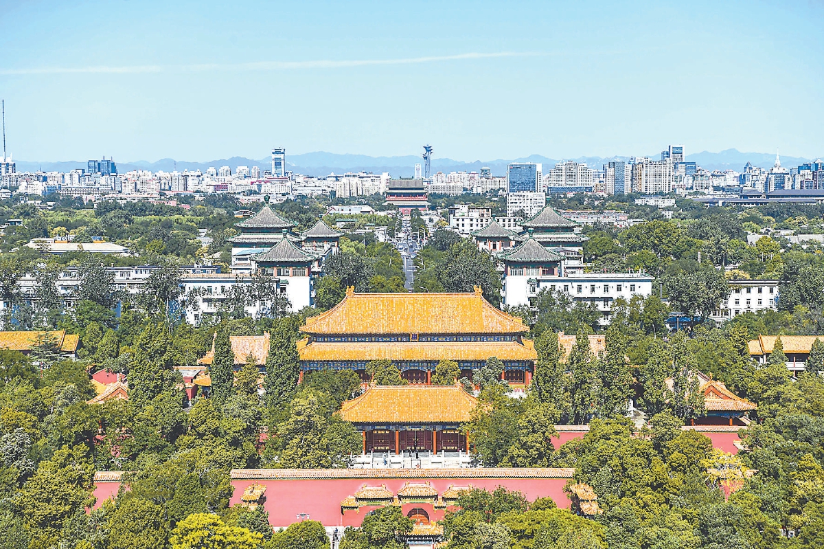 在景山眺望，从寿皇殿到鼓楼的北中轴线清晰可见。