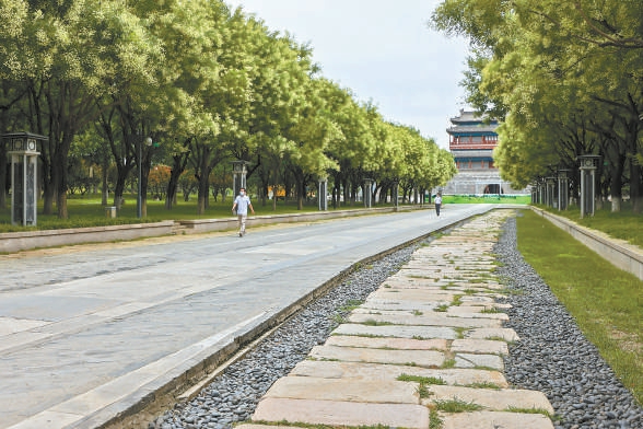 永定门北的中轴御道历史遗存见证北京城的发展与保护。