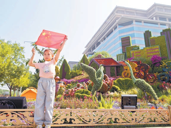 西单东南角“绿色生活”花坛，花坛顶高8米，以欣欣向荣的城市花园为场景，倡导简约适度、绿色低碳生活方式，绘就新时代绿色生活美好蓝图。