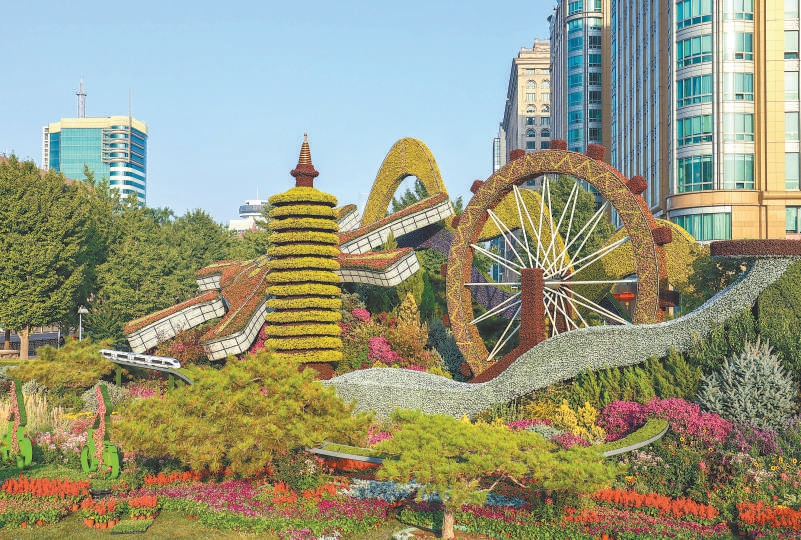 东单东南角“协调发展”花坛，花坛顶高10.5米，以京津冀三地代表建筑大兴国际机场、燃灯塔、天津之眼、雪如意等为主景，轨道列车环绕其间，寓意京津冀协同发展，疏解非首都功能，推动雄安新区和城市副中心“两翼”联动发展，构建现代化首都都市圈，共同描绘美好未来新篇章。