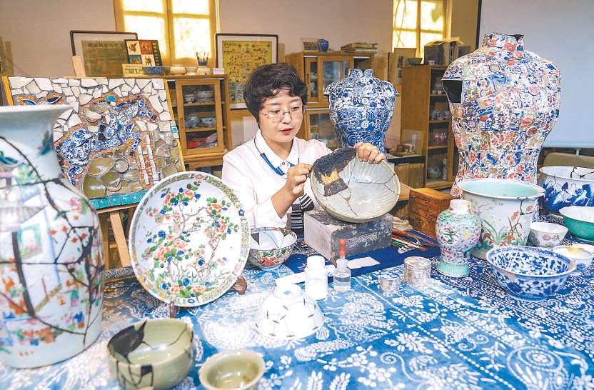 王京在进行瓷器修复。