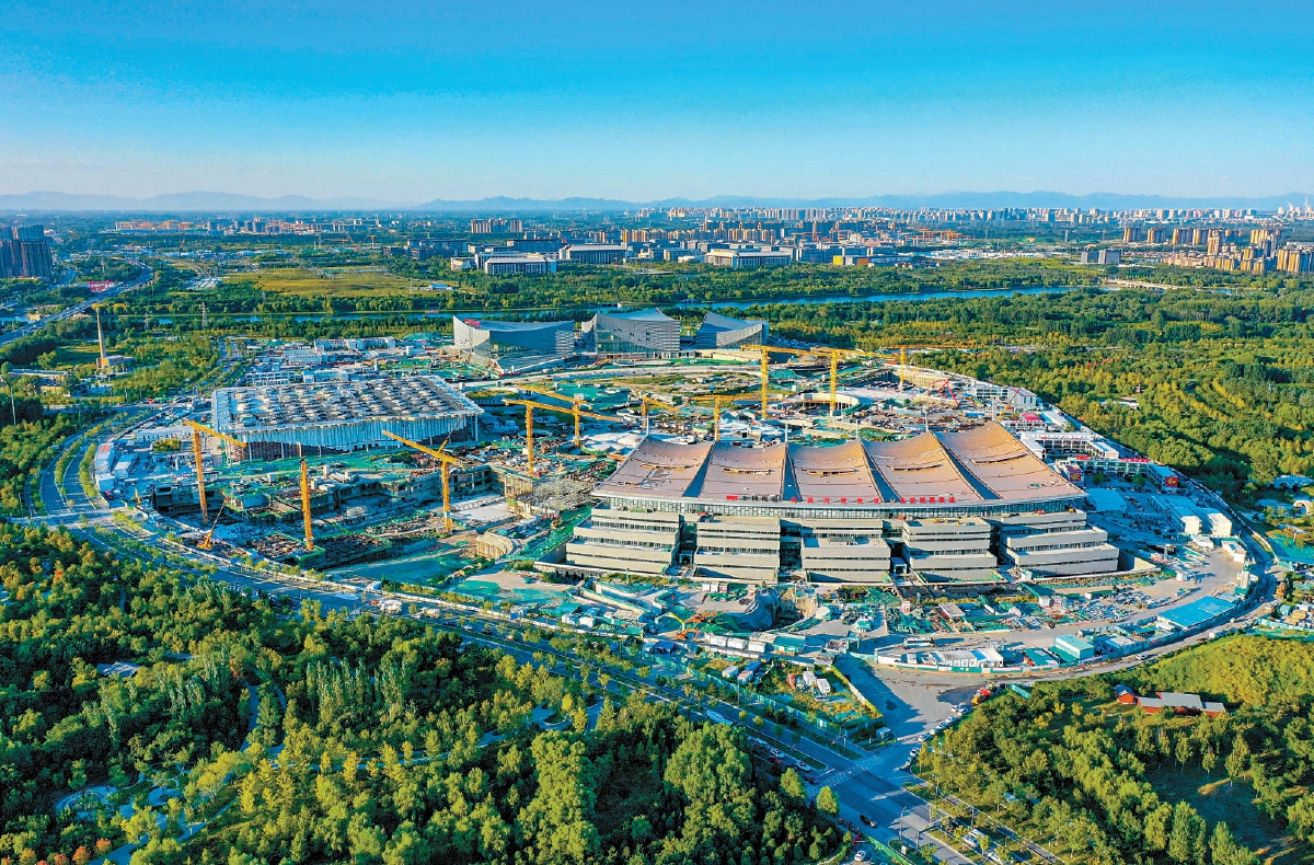 位于大运河畔、城市绿心森林公园中的城市副中心三大建筑已经进入全面装修阶段，建成后将成为集文化体验、共享交流、演艺演出、展览展示、休闲娱乐于一体的城市活力组团和北京市又一新地标。