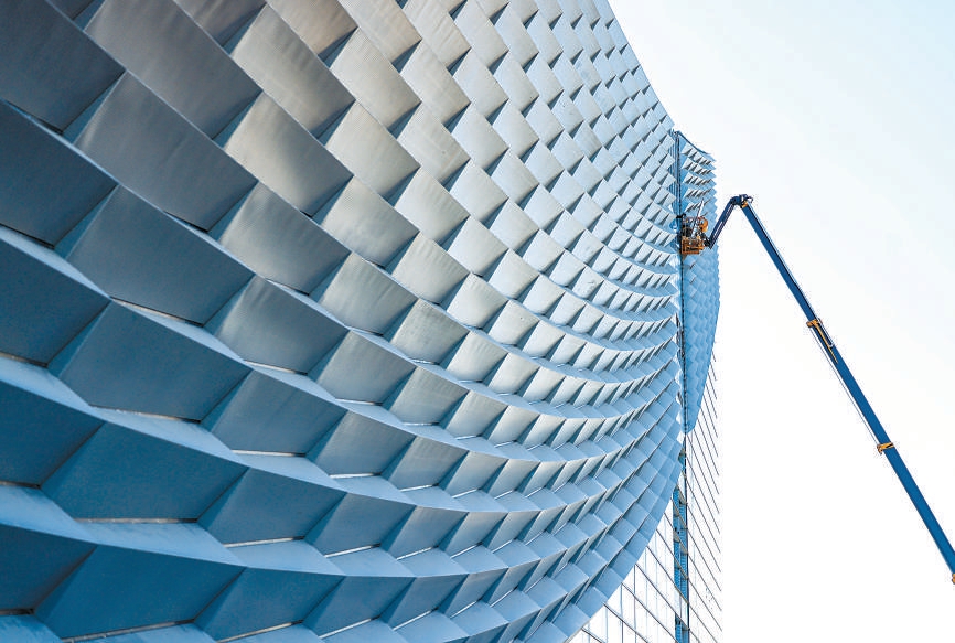 城市副中心剧院又名“文化粮仓”，外立面采用铝板幕墙构筑起“大幕拉开”的意象，在阳光映射下层次分明，呈现出微妙的曲面反光效果。