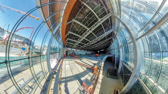 城市副中心博物馆观众共享大厅空间开阔，采光充足，钢结构屋顶气势磅礴。